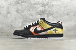 NK SB Dunk Low Pro QS Roswell Raygun